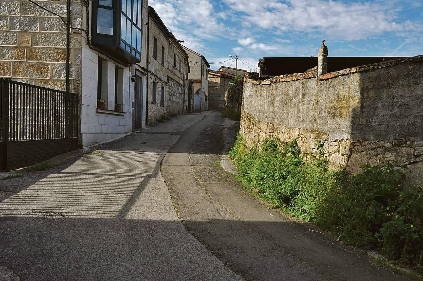 Uno de los caminos con baches, muy concurrido por los cortes de obras de la rúa Marcelo Macías. (FOTO: JOSÉ PAZ).