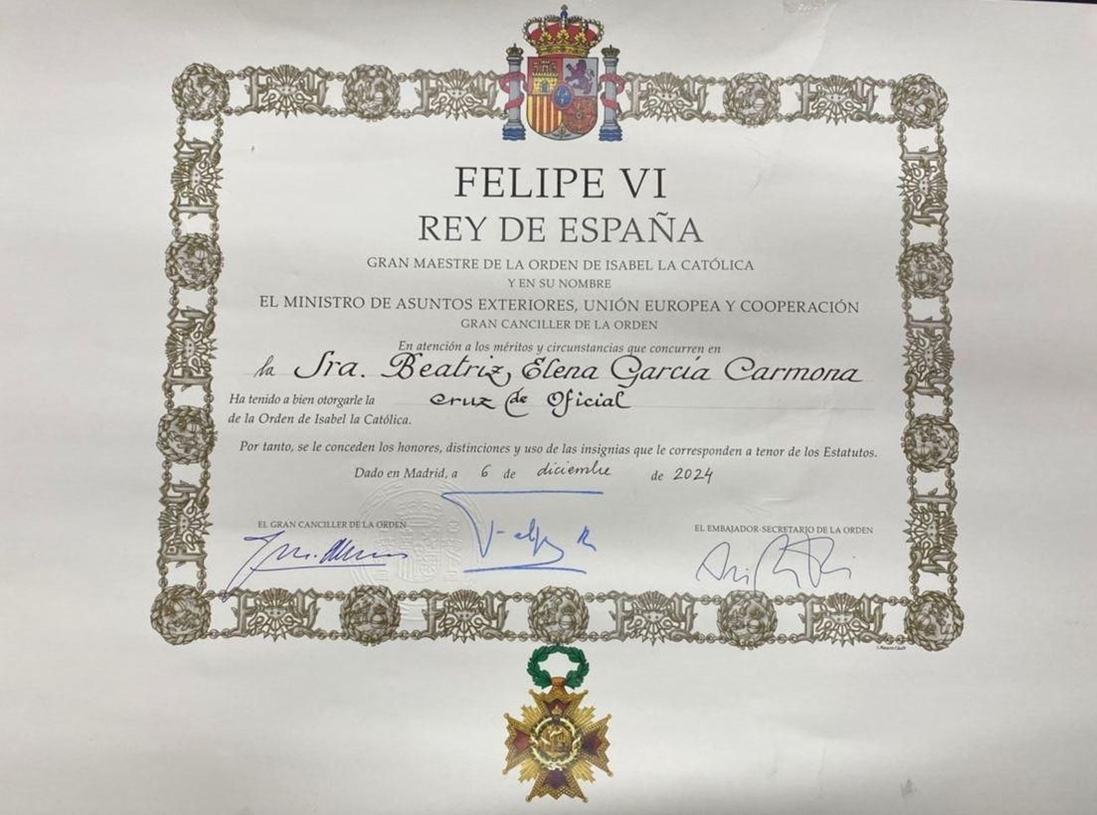 Diploma que acompaña la condecoración