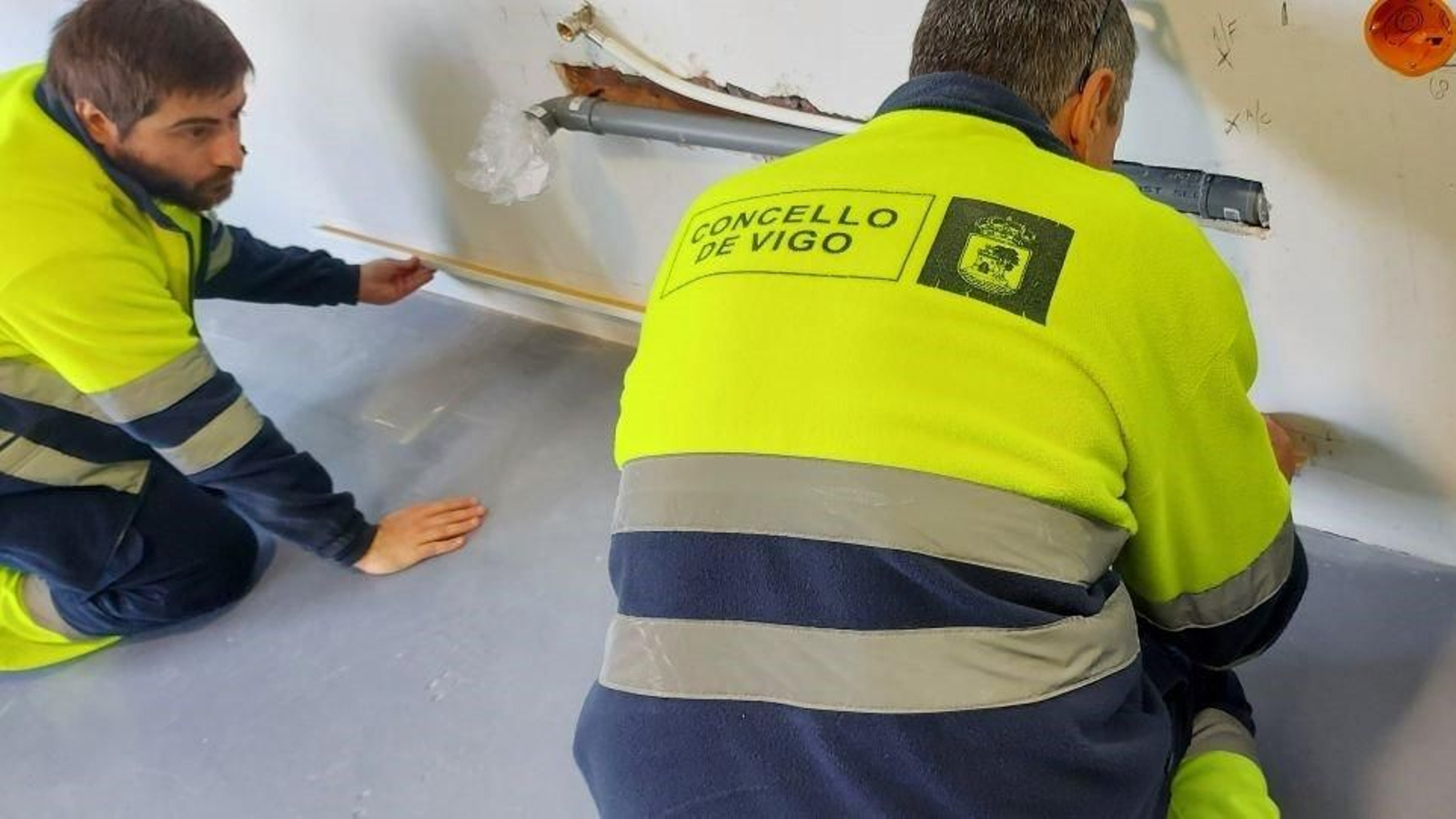 Trabajadores contratados a través del programa Vigo Emprega realizando una reforma en el Marco.