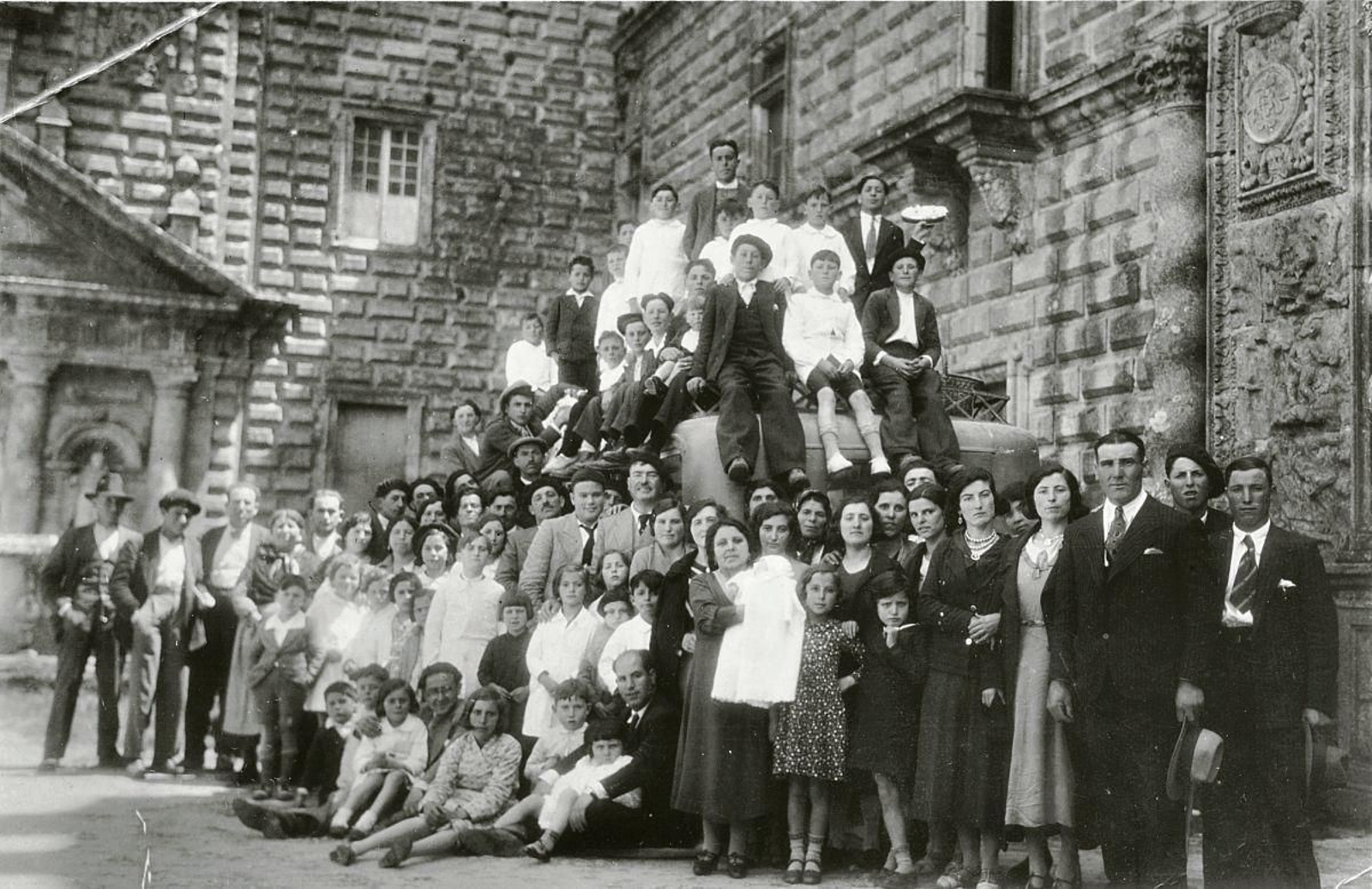 Castelao (en el círculo) en Oseira, en la celebración de un bautizo.