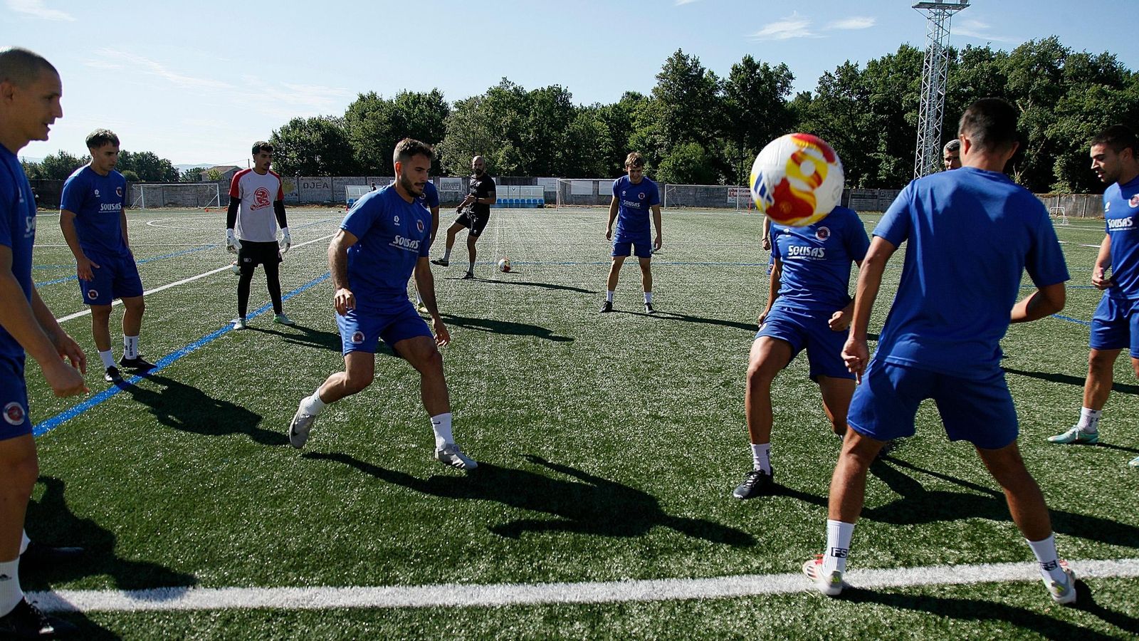 El equipo comenzó la jornada con ejercicios de fuerza y acondicionamiento físico bajo la supervisión del cuerpo técnico