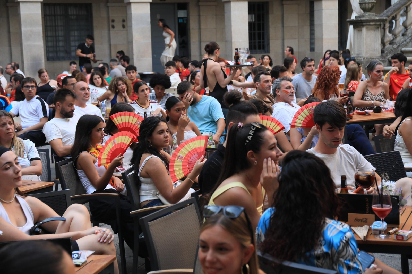 Galería | Ambiente y expectación en las terrazas de Ourense para disfrutar del partido de la selección española ante Portugal , en fotos