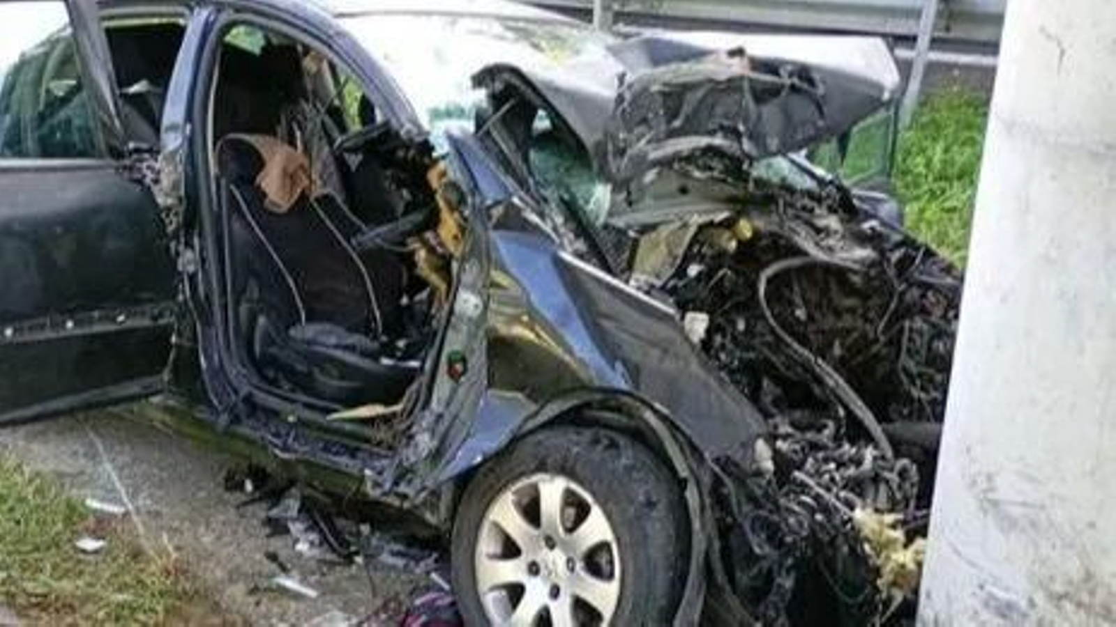 El estado en el que quedó el vehículo accidentado en Ribadeo.