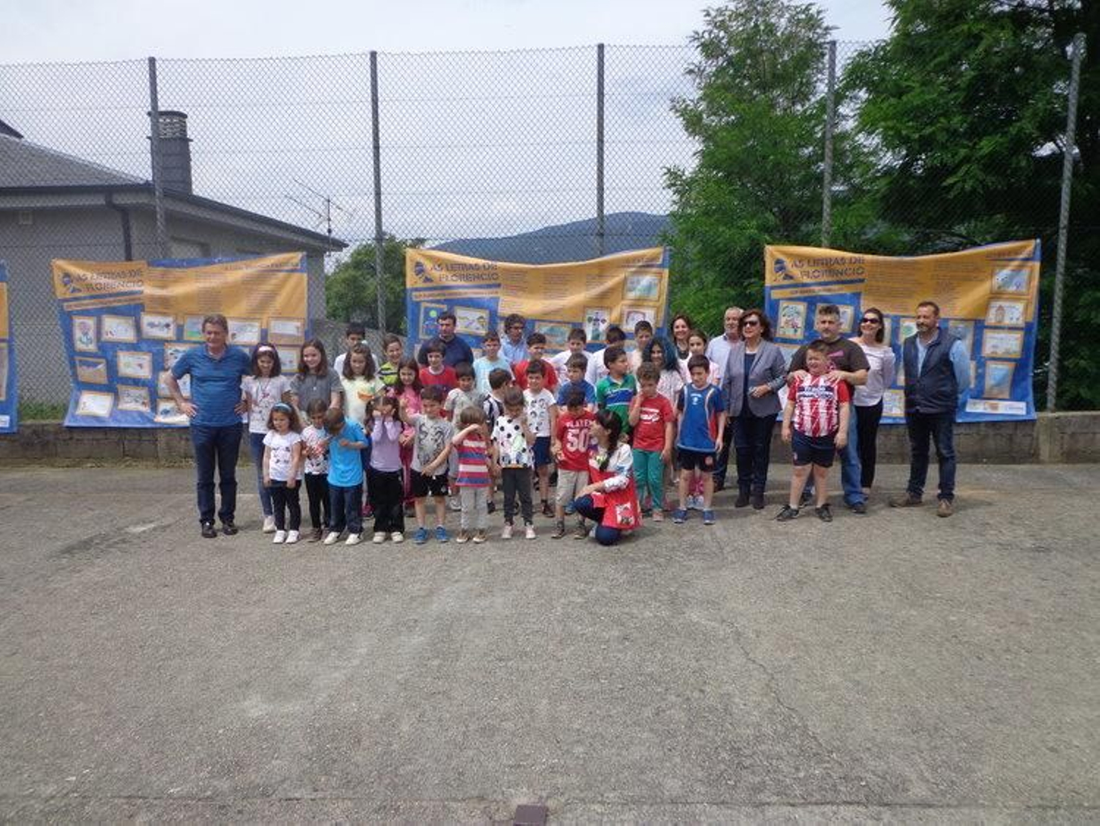 Alumnos, profesores y alcaldes, en la inauguración de la exposición "As Letras de Florencio".