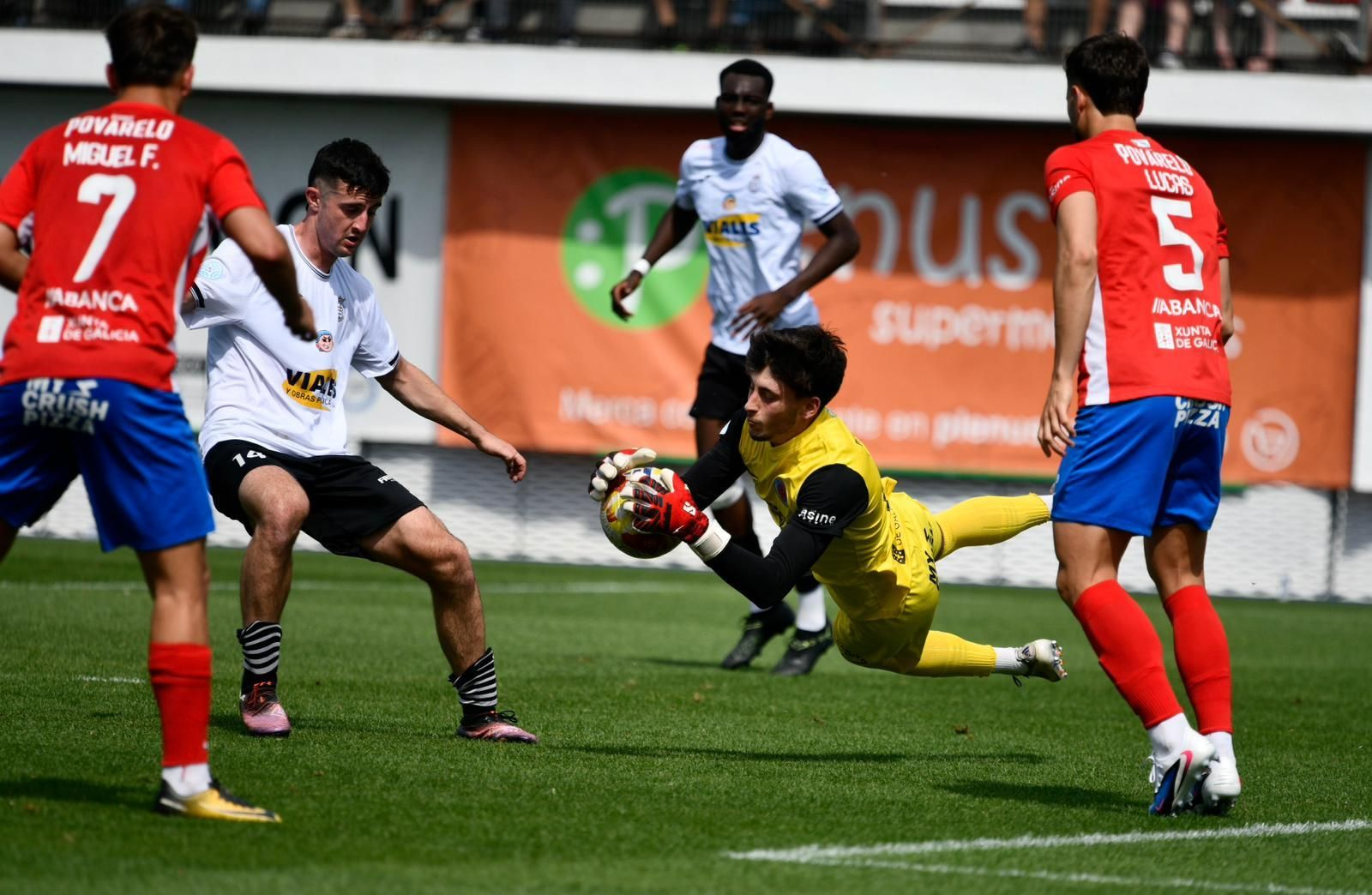 Galería | La UD Ourense quiere llegar a Primera Federación y la afición se vuelca con el equipo en O Couto