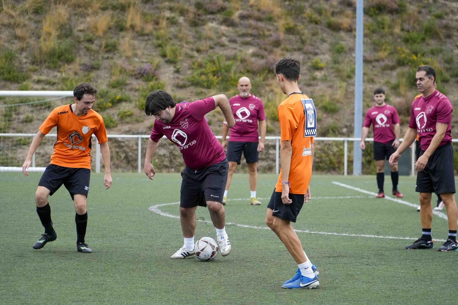 Un momento del partido que compartieron el domingo los usuarios de Asteavi y la peña celeste.