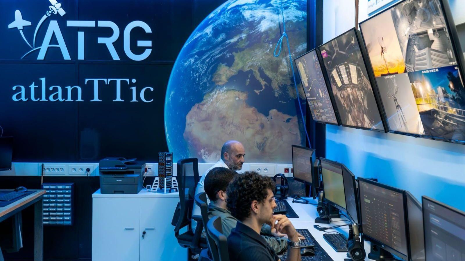 Miembros del grupo ATRG durante el seguimiento de la misión Artemis II.