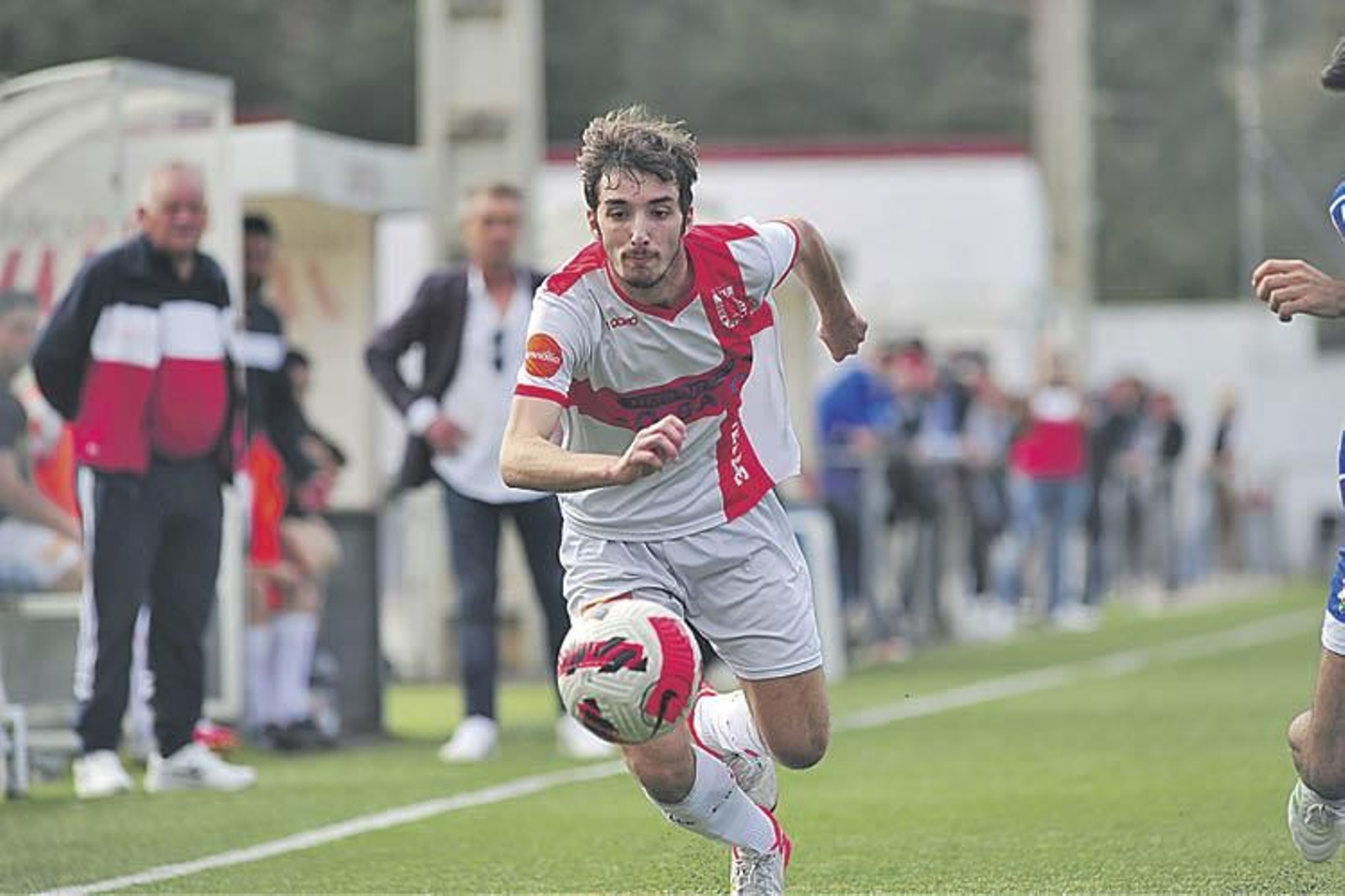 Brais intenta llevarse el balón durante un partido en el Monte da Aira.