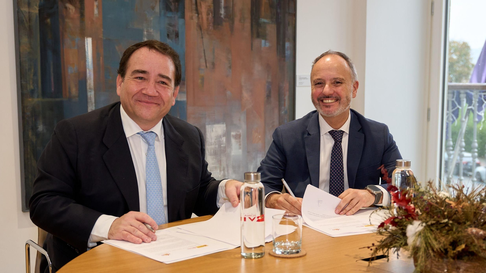 El presidente del ICO, Manuel Illueca, y el delegado especial del Estado de la Zona Franca de Vigo, David Regades.