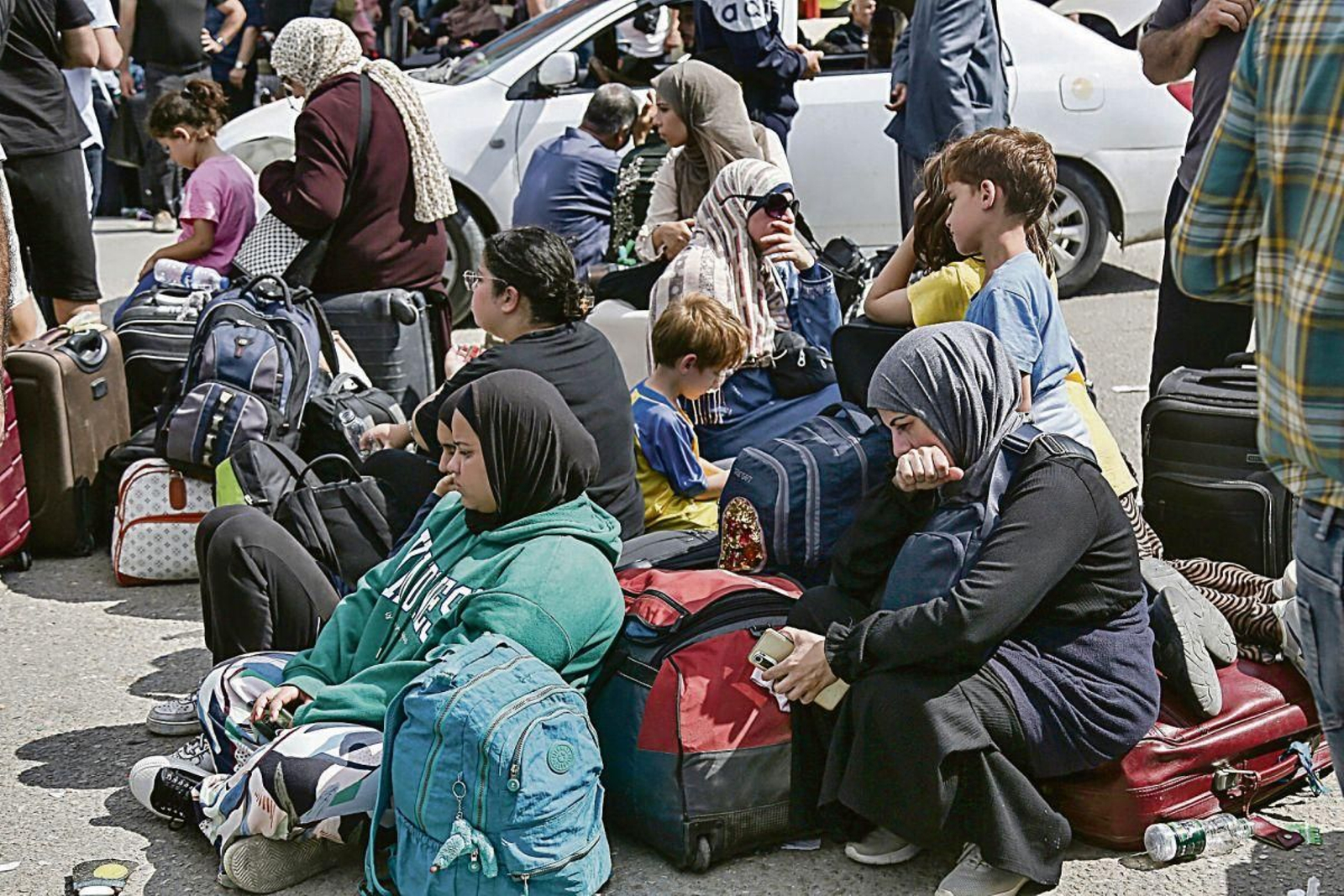 Palestinos con doble nacionalidad esperando en la frontera.
