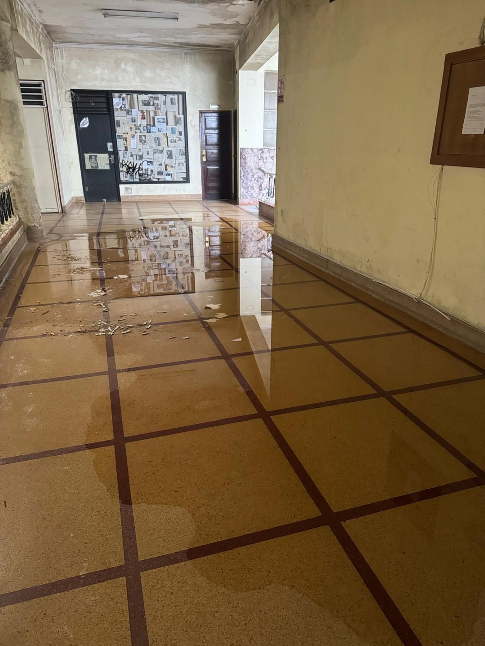 Segundo piso de las galerías centrales con el suelo completamente cubierto de agua tras las filtraciones provocadas por las últimas tormentas.