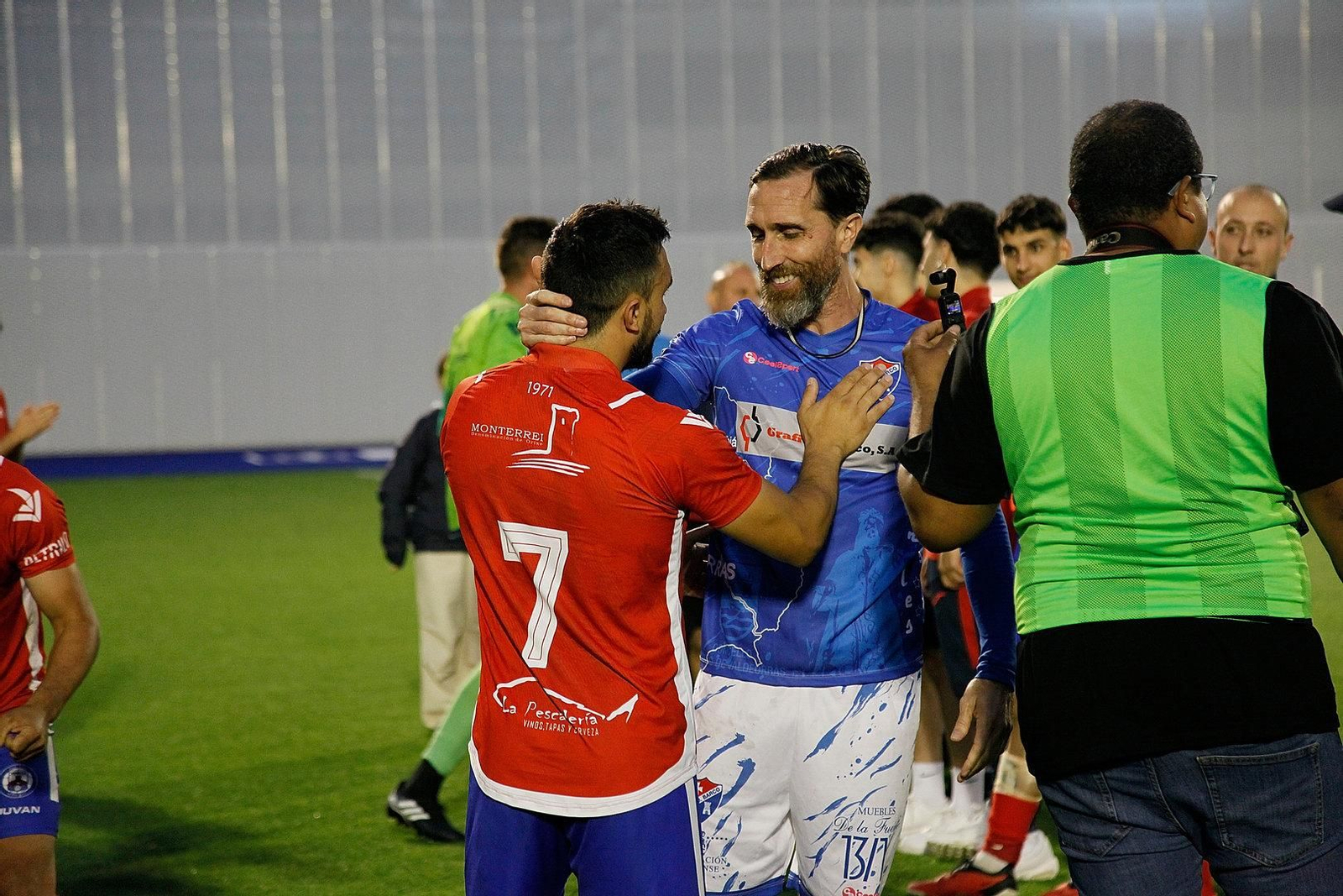 Jugadores del Verín y Barco felicitándose.