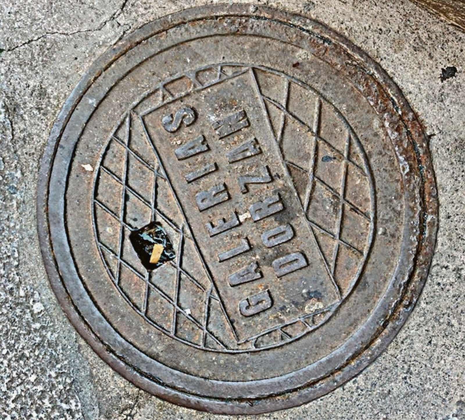 Aquí se especifica que la tapa da servicio a las galerías comerciales “Dorzán” de la calle Lamas Carvajal.