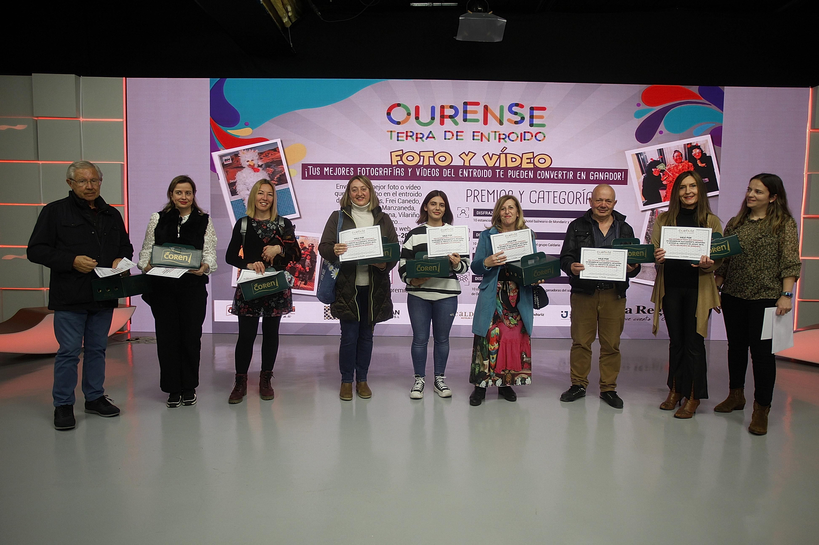 Foto de los ganadores del concurso de Entroido de La Región, en el plató de Telemiño.