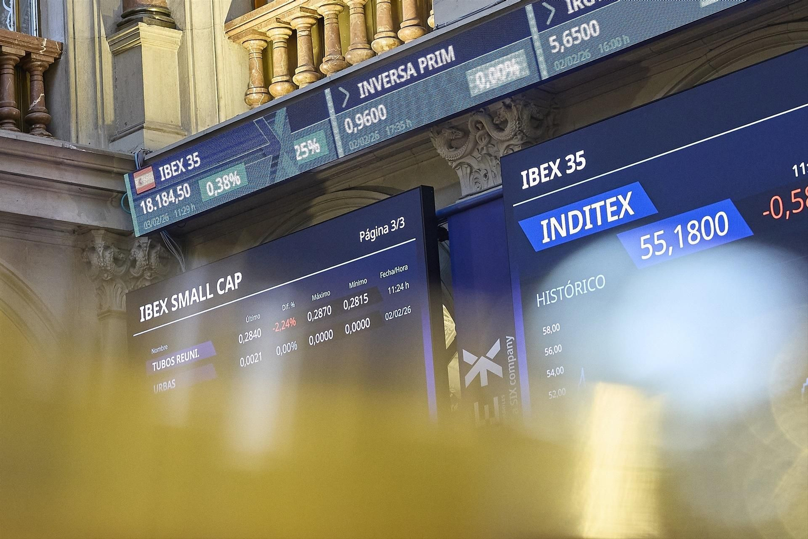 Paneles informativos en el Palacio de la Bolsa de Madrid.