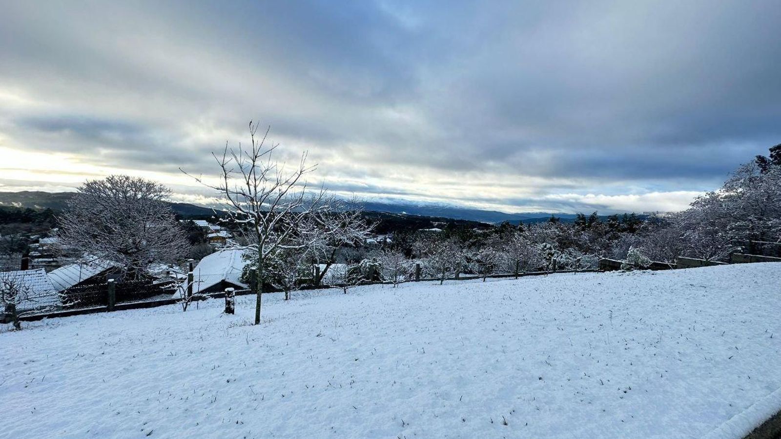 Galería | La nieve da la bienvenida al invierno en A Cañiza