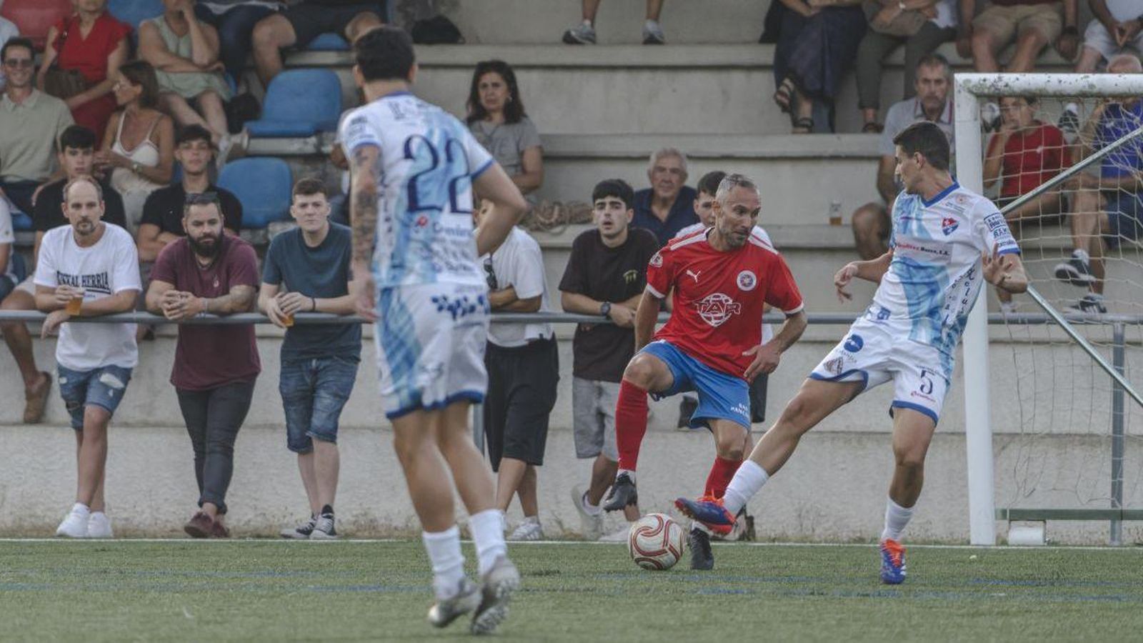 El mediapunta David Ferreiro intenta controlar el balón.