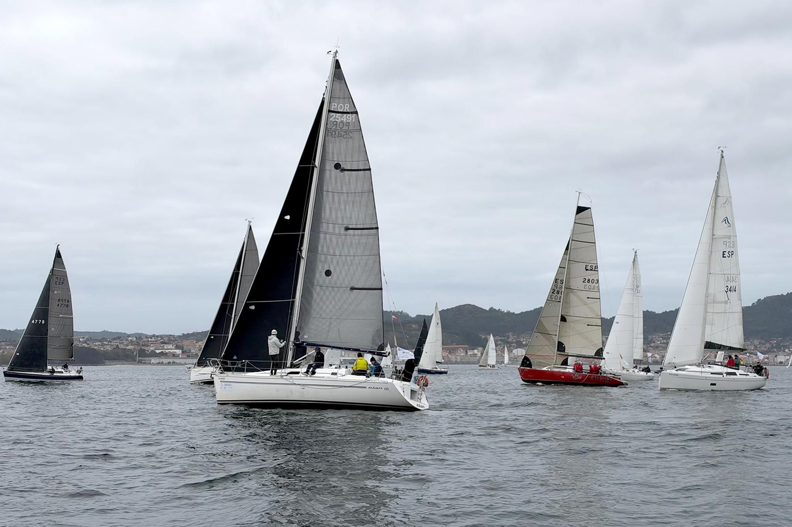 Instantes de la regata de ayer en la ría de Vigo.