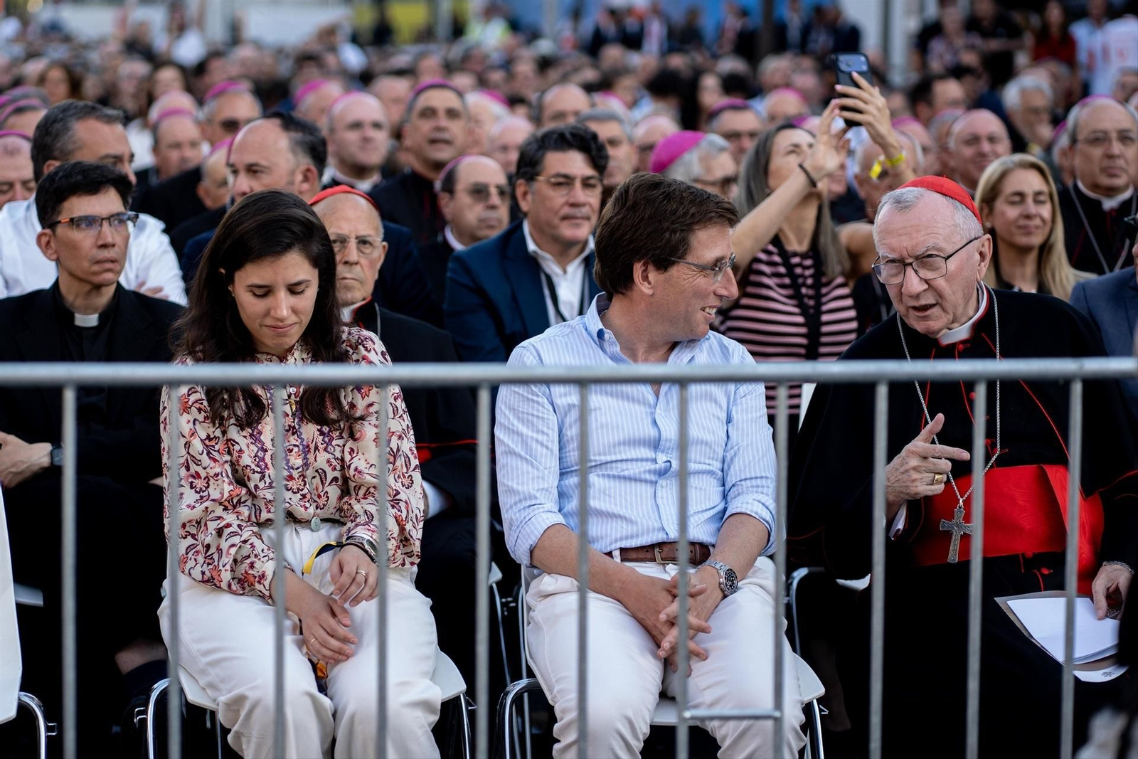 EuropaPress_7577136_alcalde_madrid_jose_luis_martinez_almeida_mujer_teresa_urquijo_vigilia