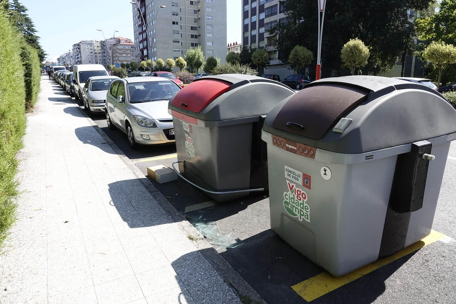 En Coia, Navia y algunos otros puntos de la ciudad hay ya contenedores marrones para residuos orgánicos colocados de forma experimental.