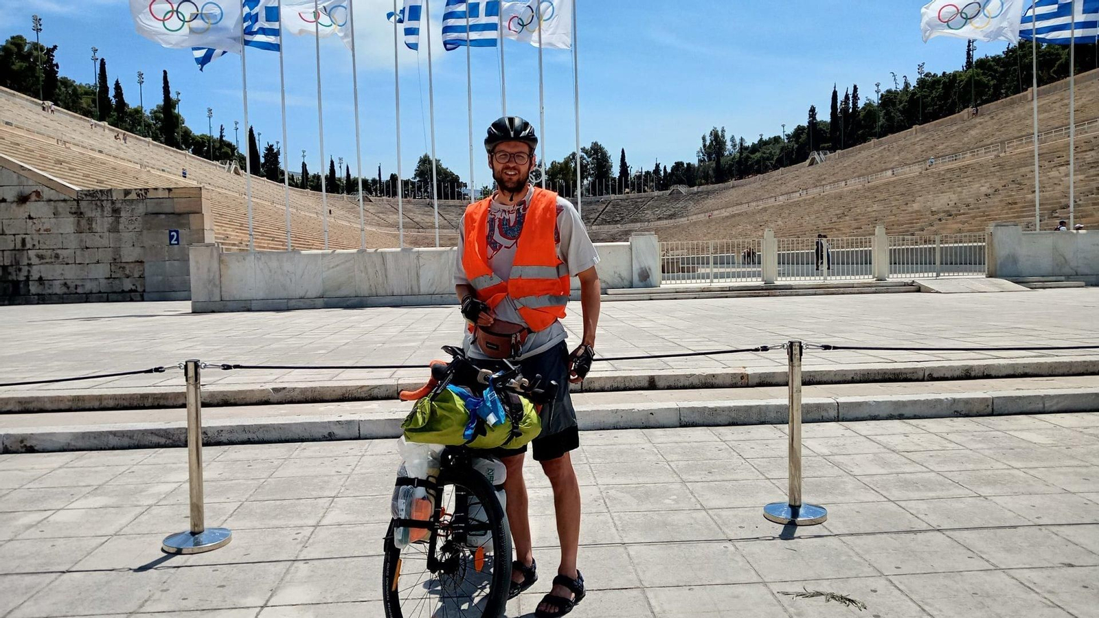 Paquiño, su bicicleta y su equipo de viaje, en el Estadio Panathinaikó, cuna del Olimpismo moderno.