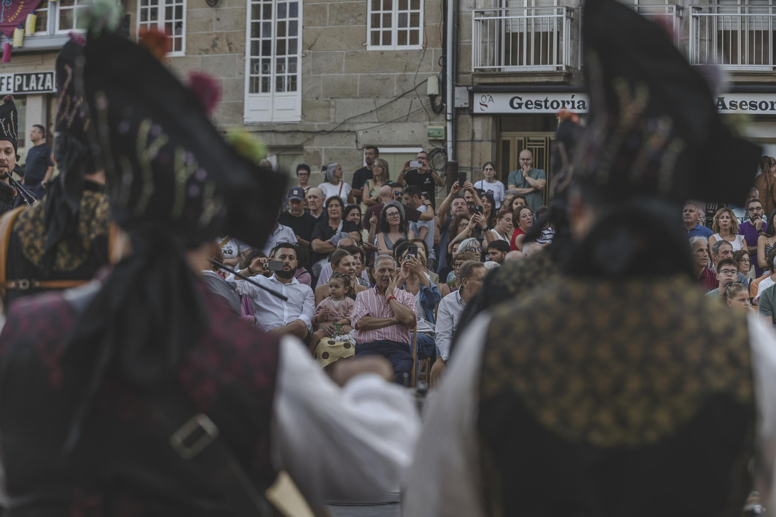 Galería |  Lembranza Ibérica llenó de música las calles de Celanova