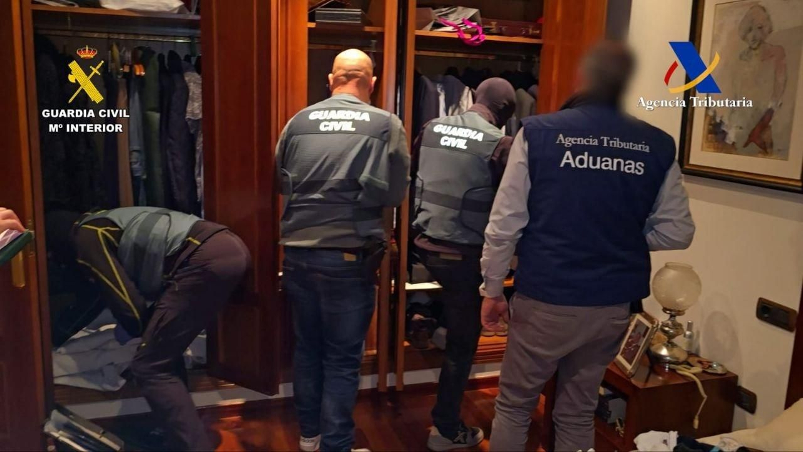 La Guardia Civil registra la casa donde se encontraba el detenido.