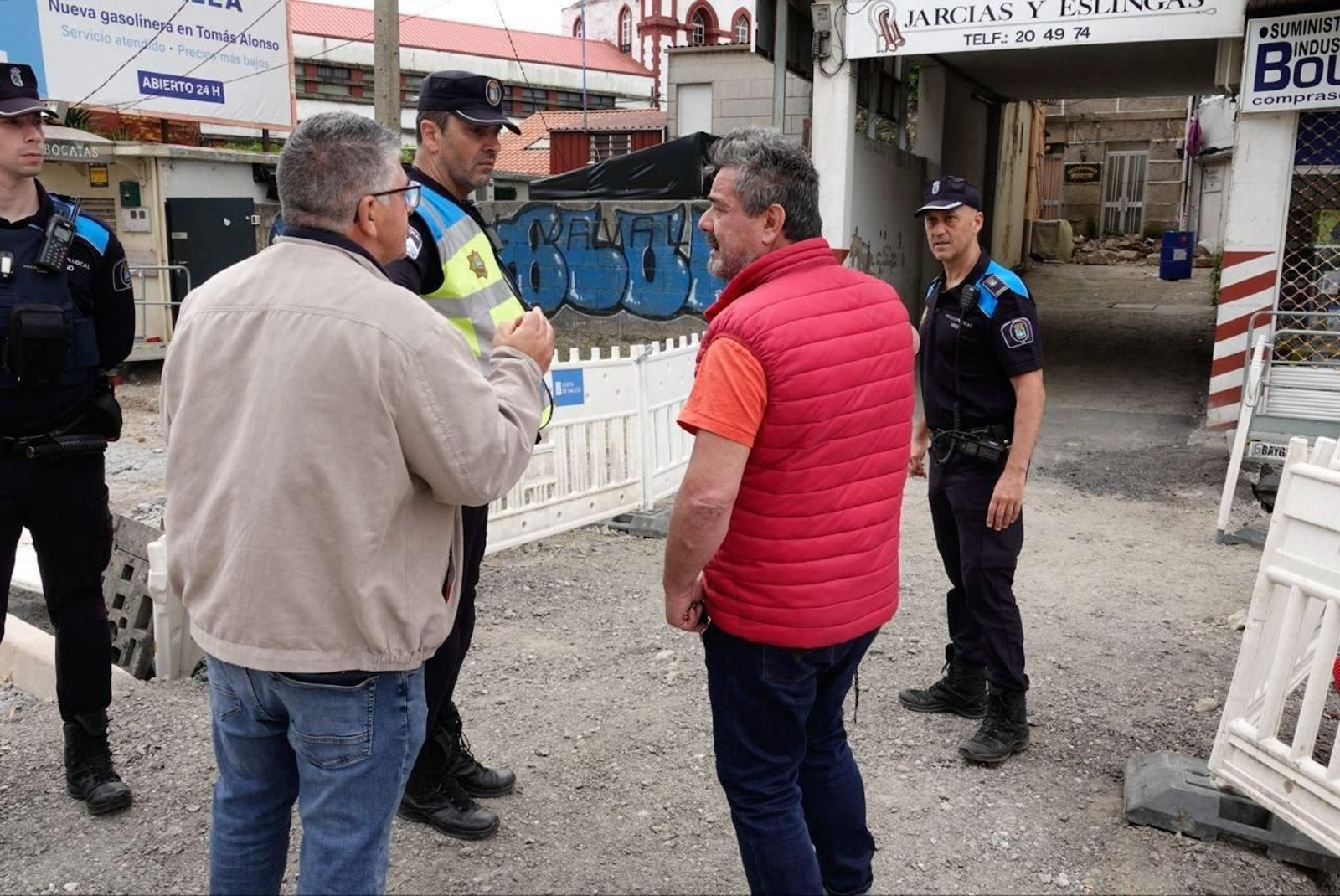 Policía Local informando de lo sucedido.