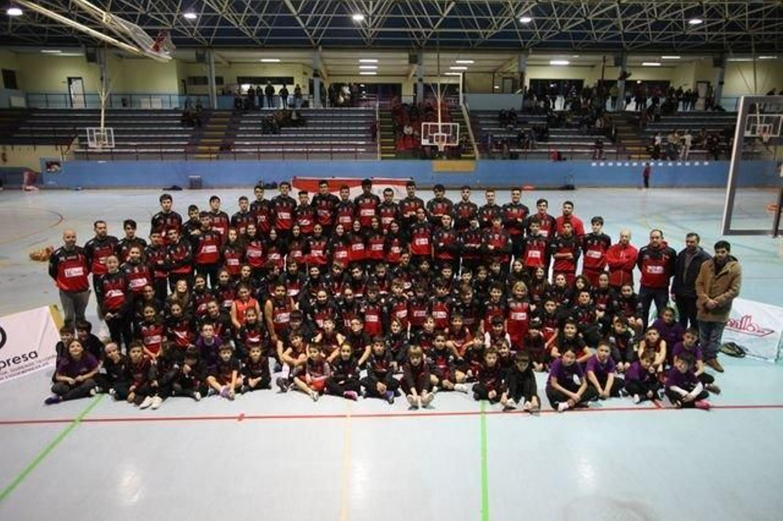 Imagen de familia de todas las categorías del AB Xinzo. (JOSÉ PAZ)