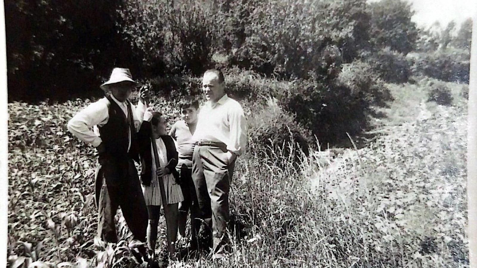 Año 1966, en Xora, de izquierda a derecha, su tío José, hermano de su padre, Silvia, su hermana, Carlos y Ramiro, su padre 