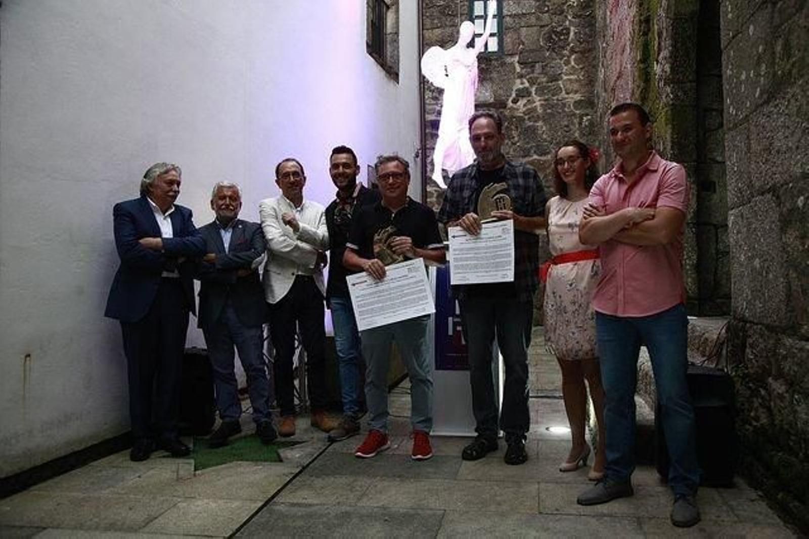 Los premiados Suso Montero y Carlos Alonso, con su reconocimiento, en el centro de la imagen.