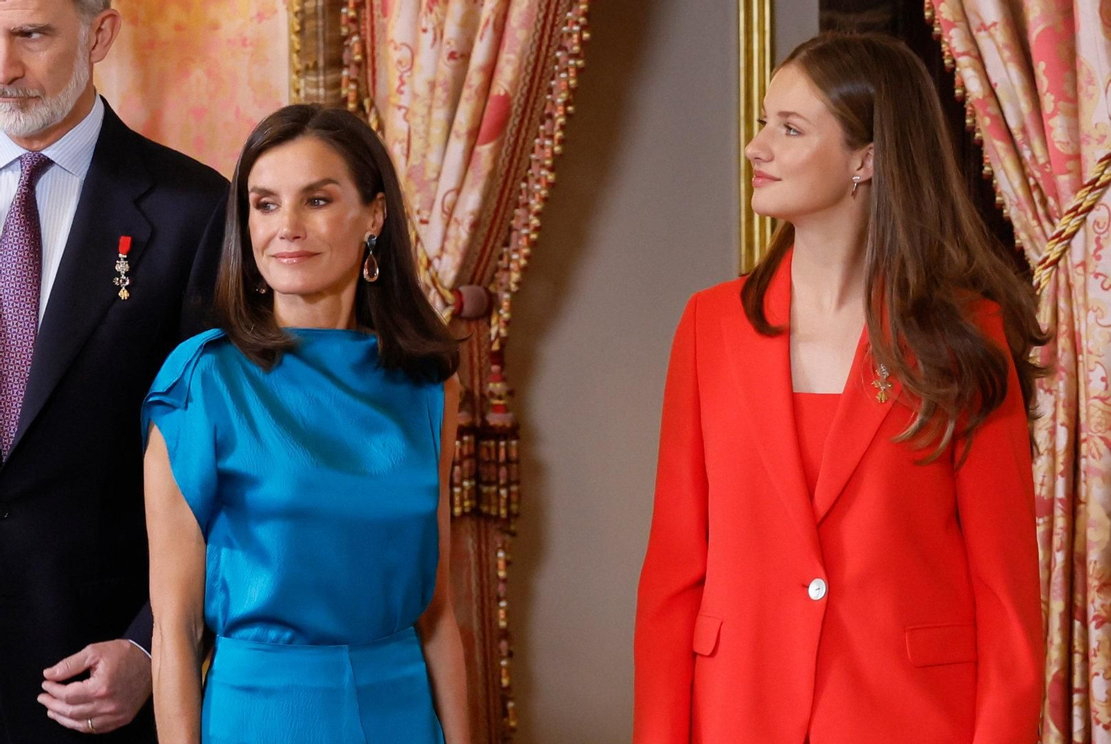 La Reina Letizia (i) y la Princesa Leonor (d) durante los saludos previos a la imposición de condecoraciones.