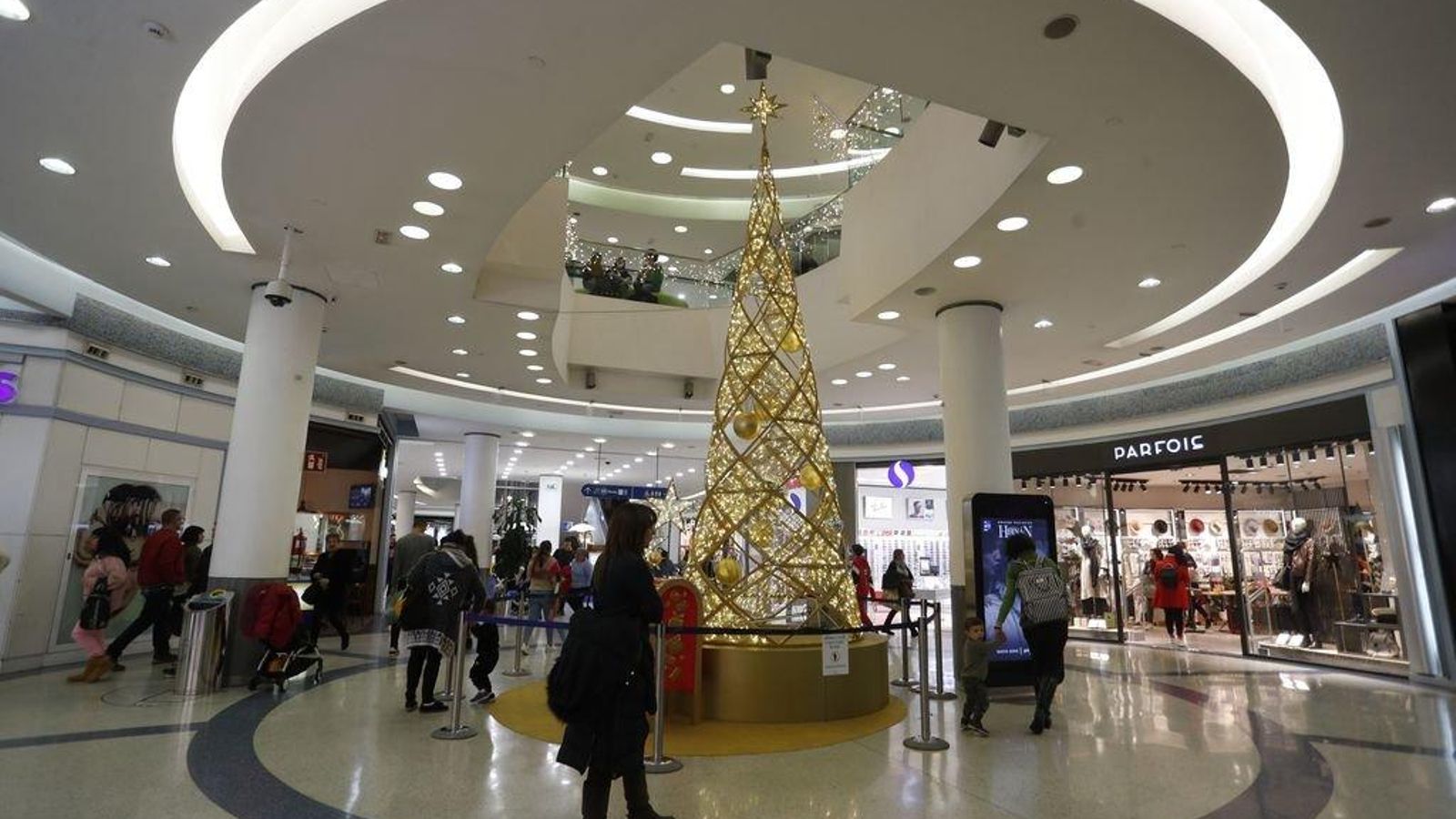 El Centro Comercial Gran Vía iluminó ayer su árbol de Navidad.