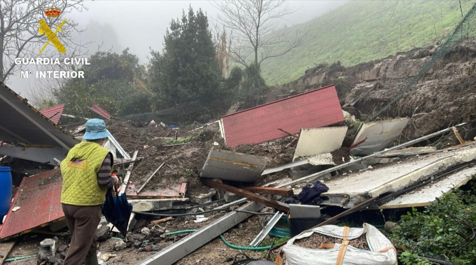 Un talud de autovía do Morrazo se desploma sobre una vivienda en Moaña (Pontevedra), dejando una persona herida.