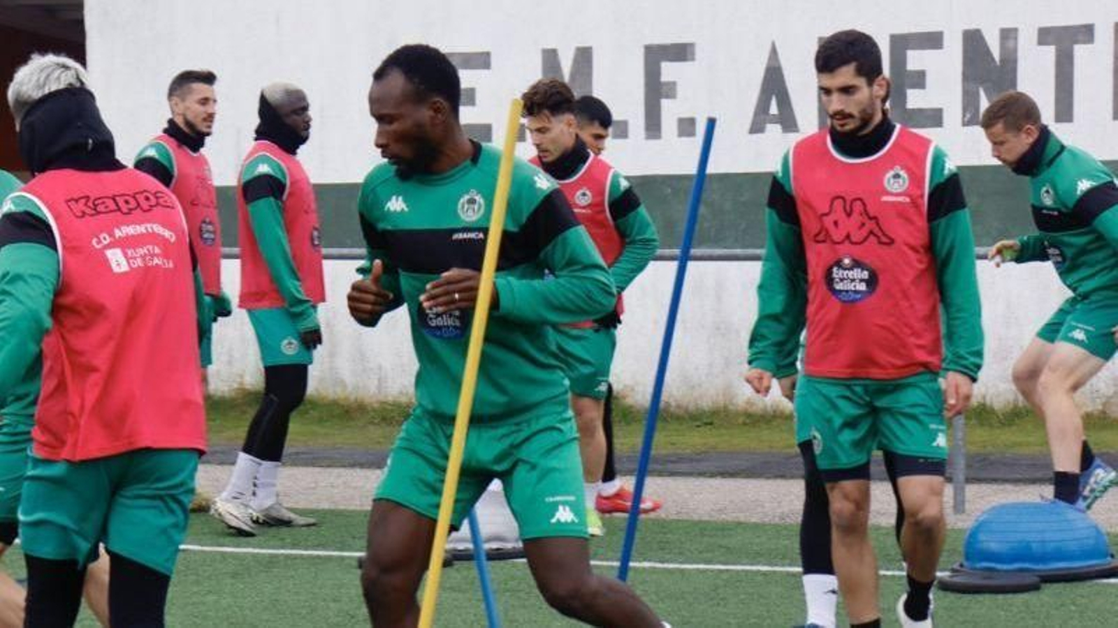 Los jugadores del Arenteiro se ejercitan en el campo de A Uceira en la previa de viajar a Barcelona.