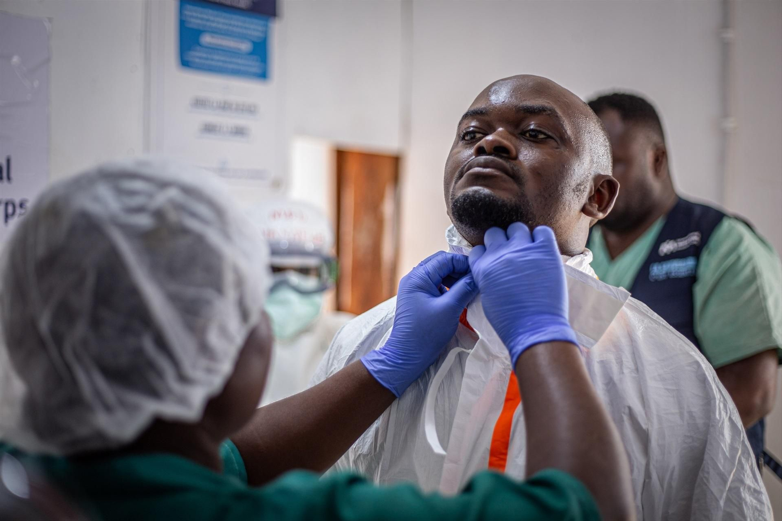 Atendiendo a pacientes de ébola