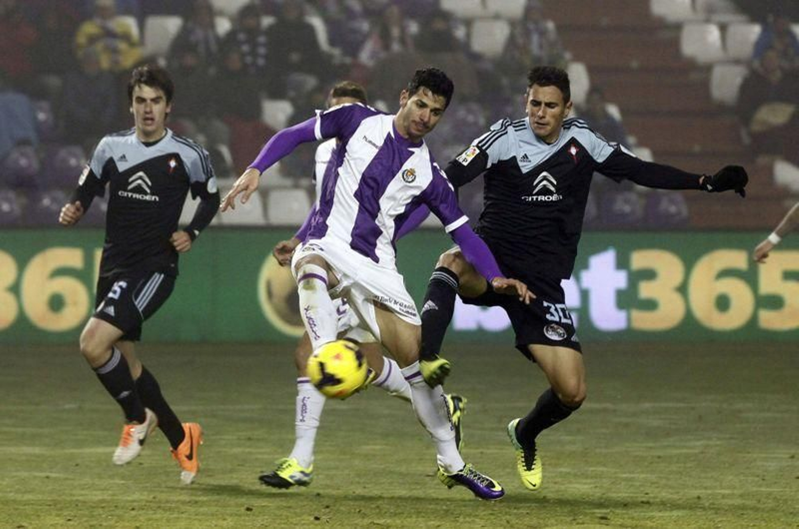 Javi Guerra se va de David Costas durante el partido de la primera vuelta, en el que marcó un 'hat-trick'.