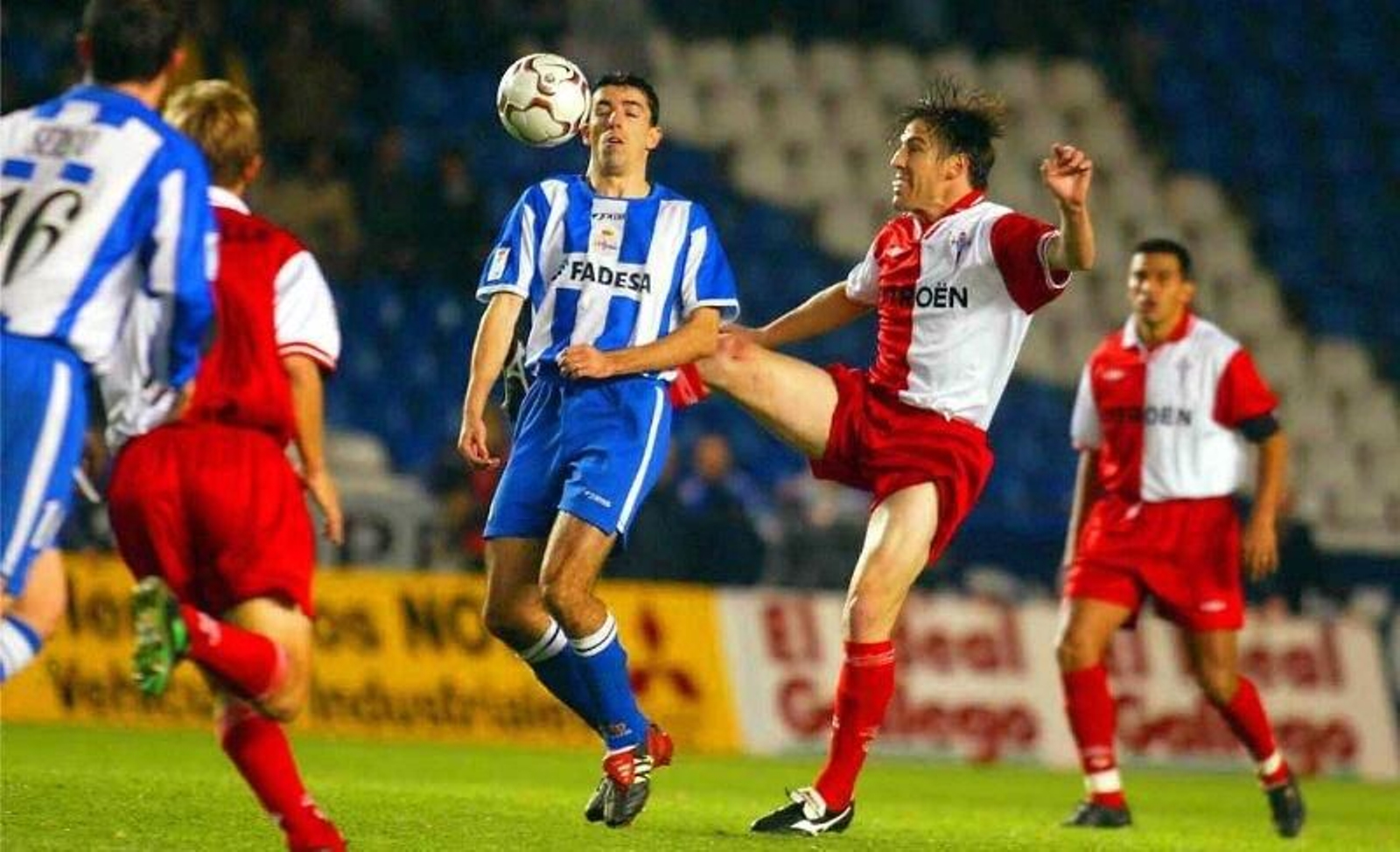 Berizzo disputa un balón con Mackay en un Deportivo-Celta.