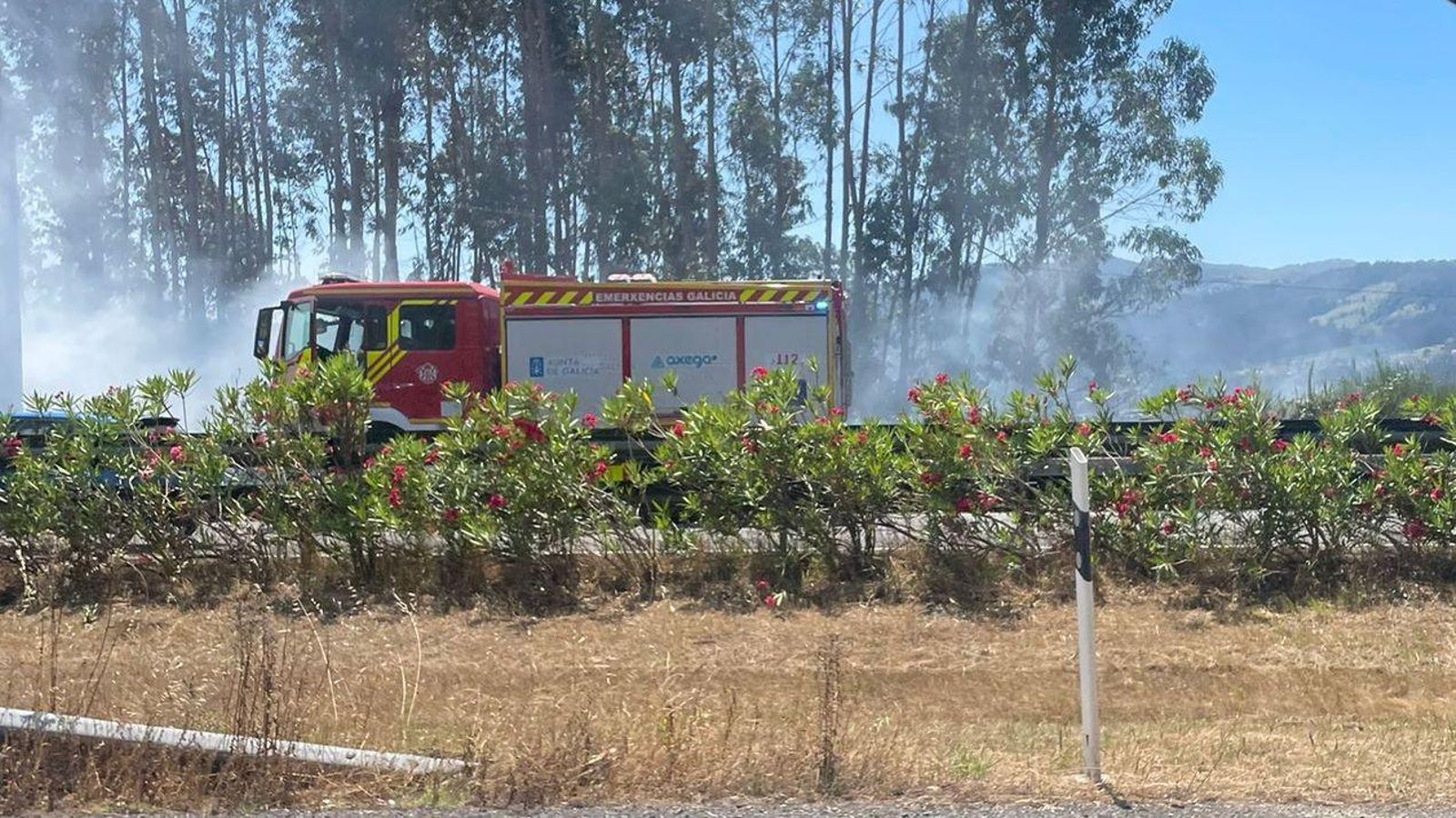 Emerxencias Galicia presente en la zona del fuego.