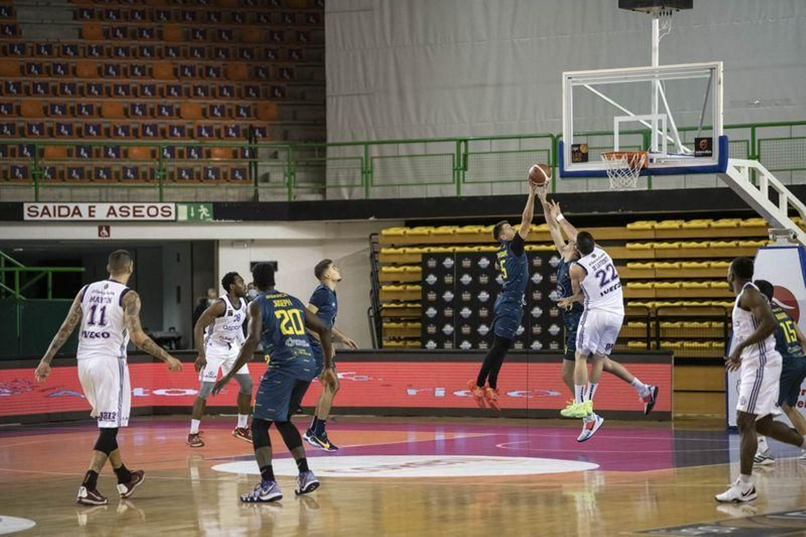 Partido de LEB Oro en el Pazo Paco Paz entre el COB y el Valladolid // FOTO: ÓSCAR PINAL