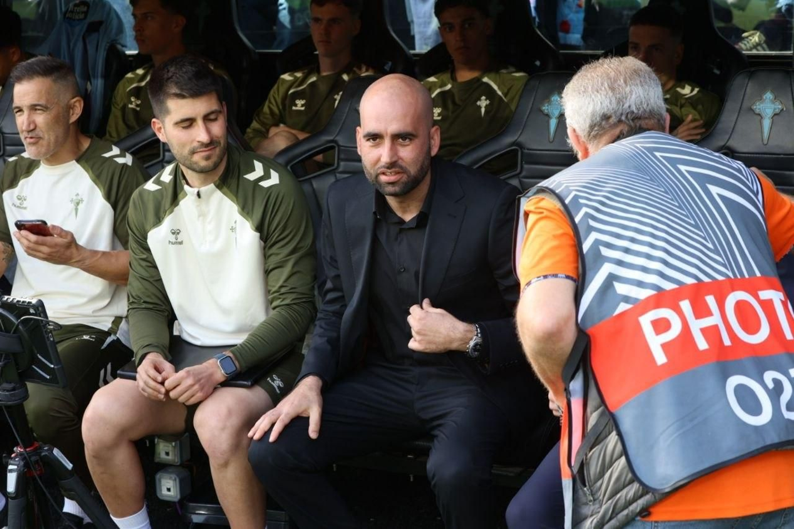El entrenador del Celta, Claudio Giráldez, sentado en el banquillo.