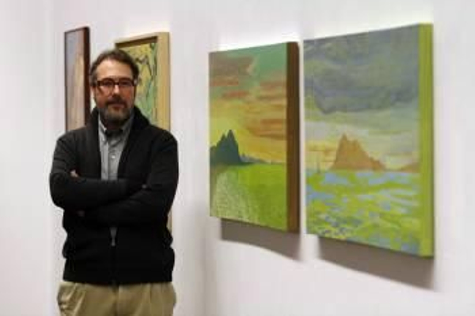 Manuel Nieto, junto a su obra.