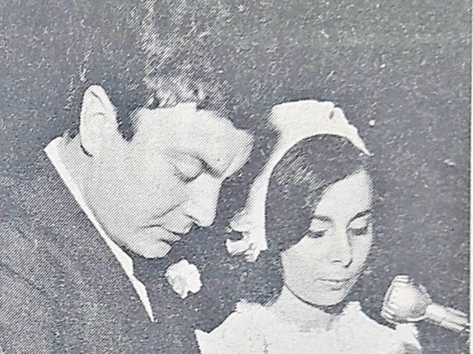 Los novios, durante la ceremonia religiosa.