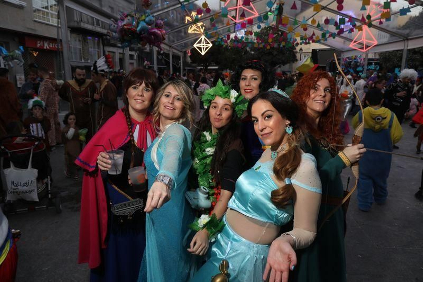 Las odaliscas invitan a disfrutar del Entroido en Xinzo (JOSÉ PAZ).