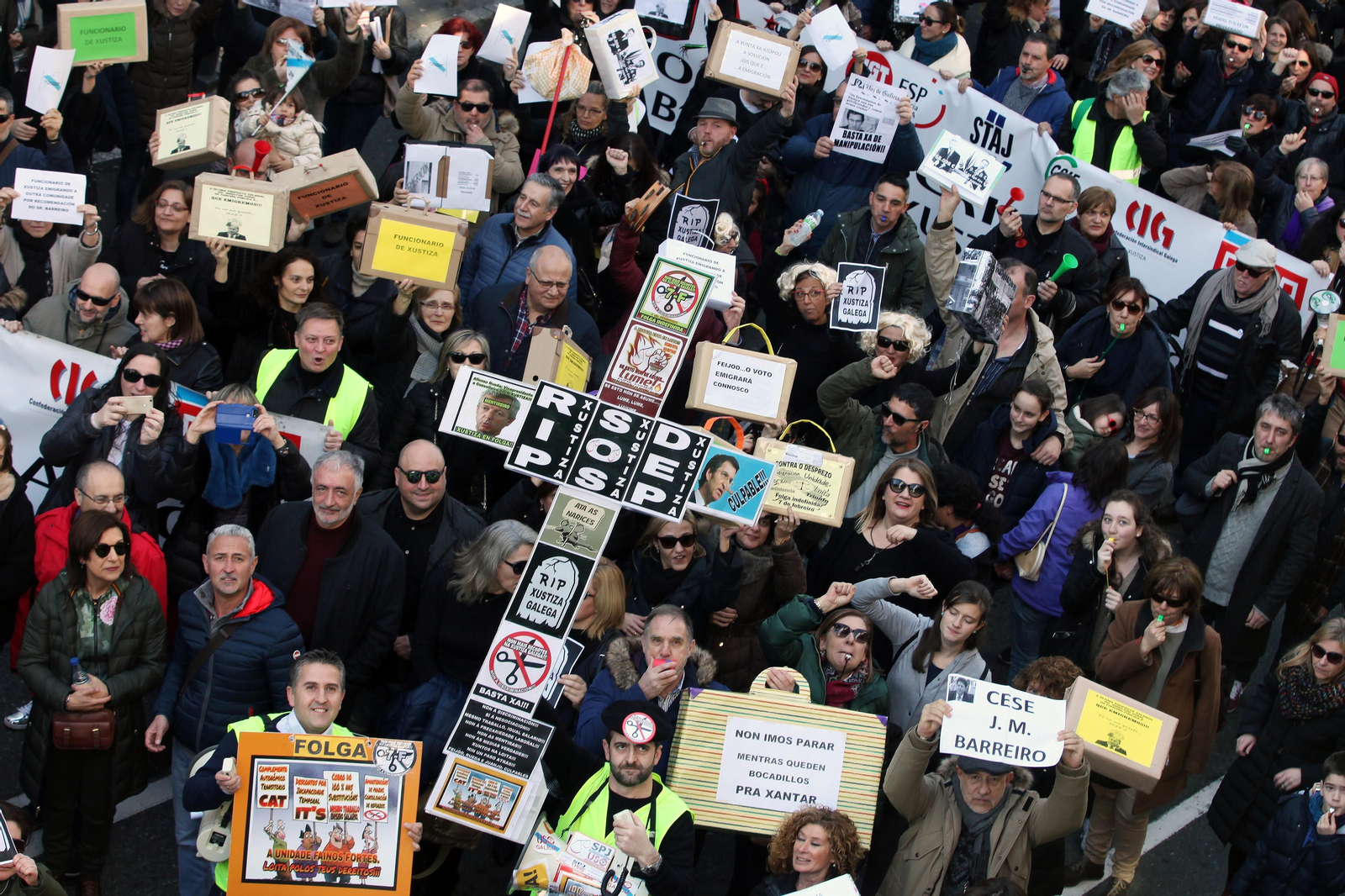 Un grupo de manifestantes durante su recorrido por las calles compostelanas.