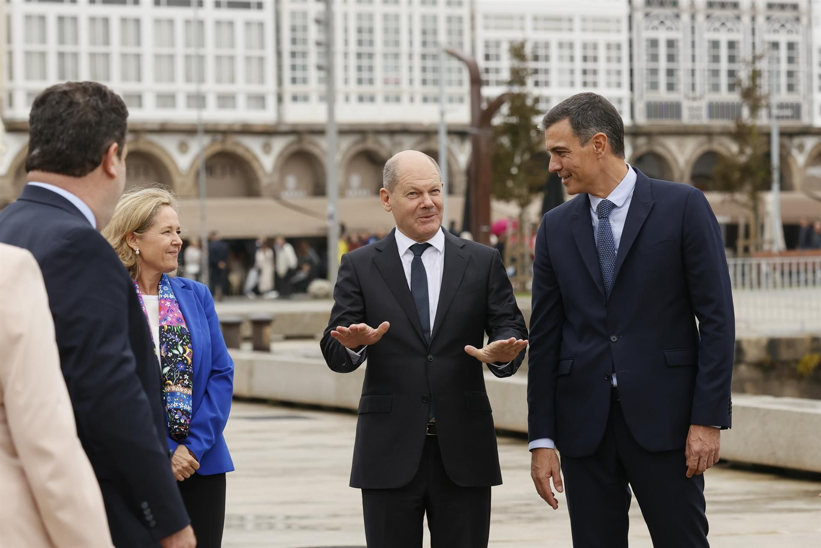 El presidente del Gobierno, Pedro Sánchez (d), conversa con el canciller alemán Olaf Scholz (i) a su llegada a la cumbre hispano-alemana en A Coruña. Foto: EFE.