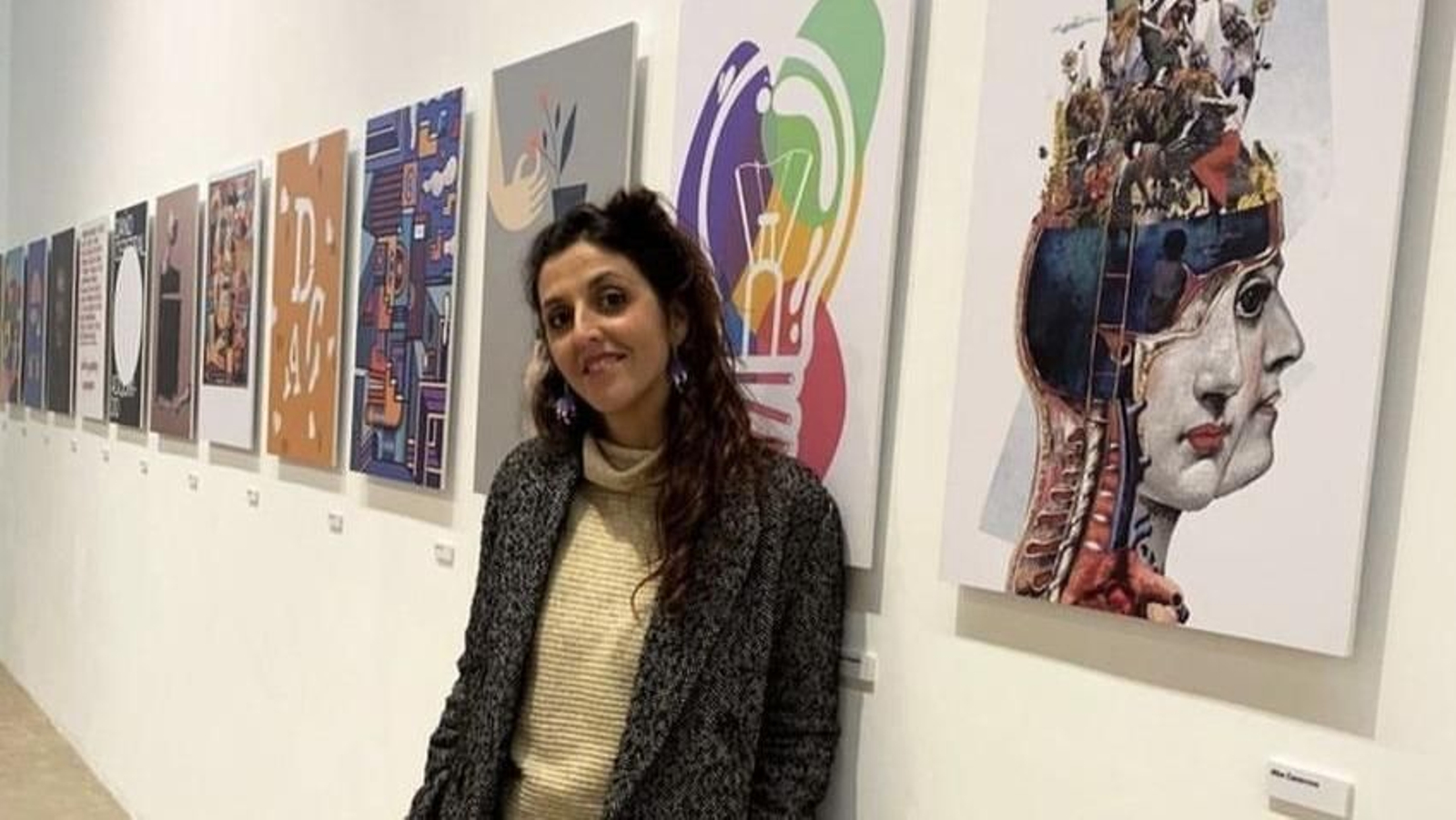 Alba Casanova junto a algunas de sus obras.