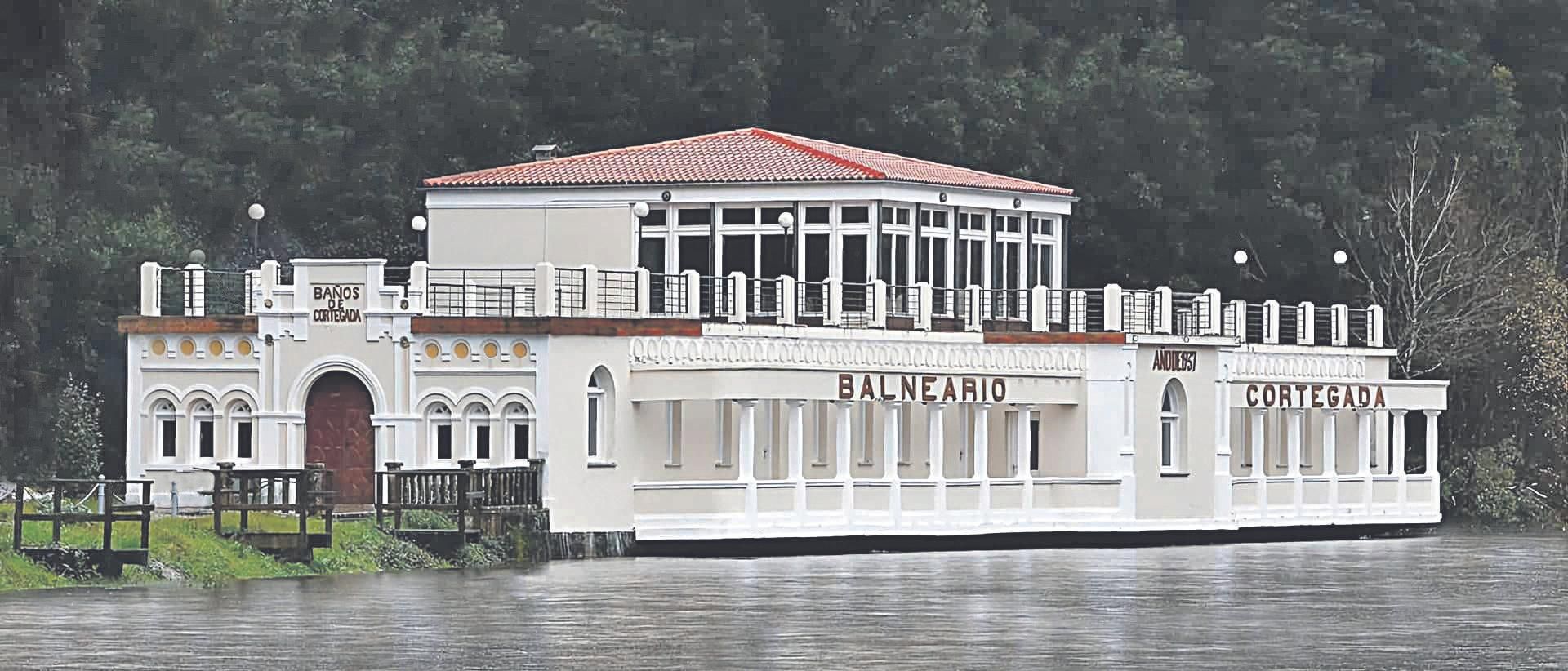 as aguas actualmente convierten la balconada en el costado de un hermoso barco