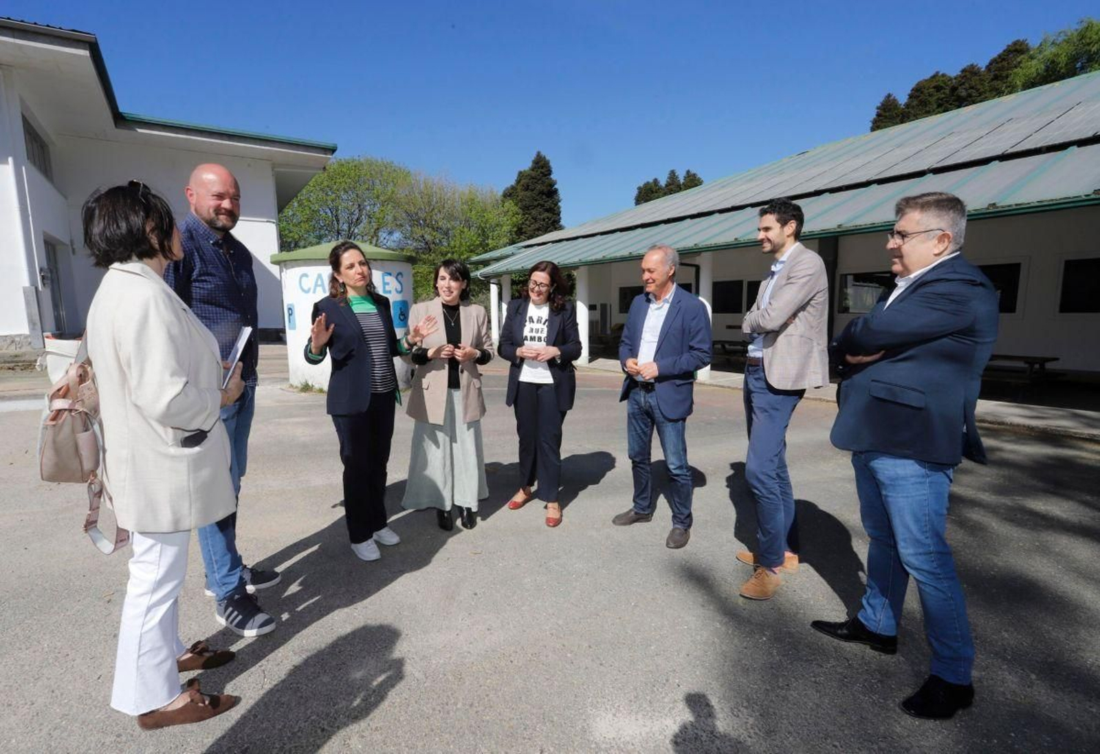 Un momento de la visita ayer de la conselleira María Jesús Lorenzana al centro.