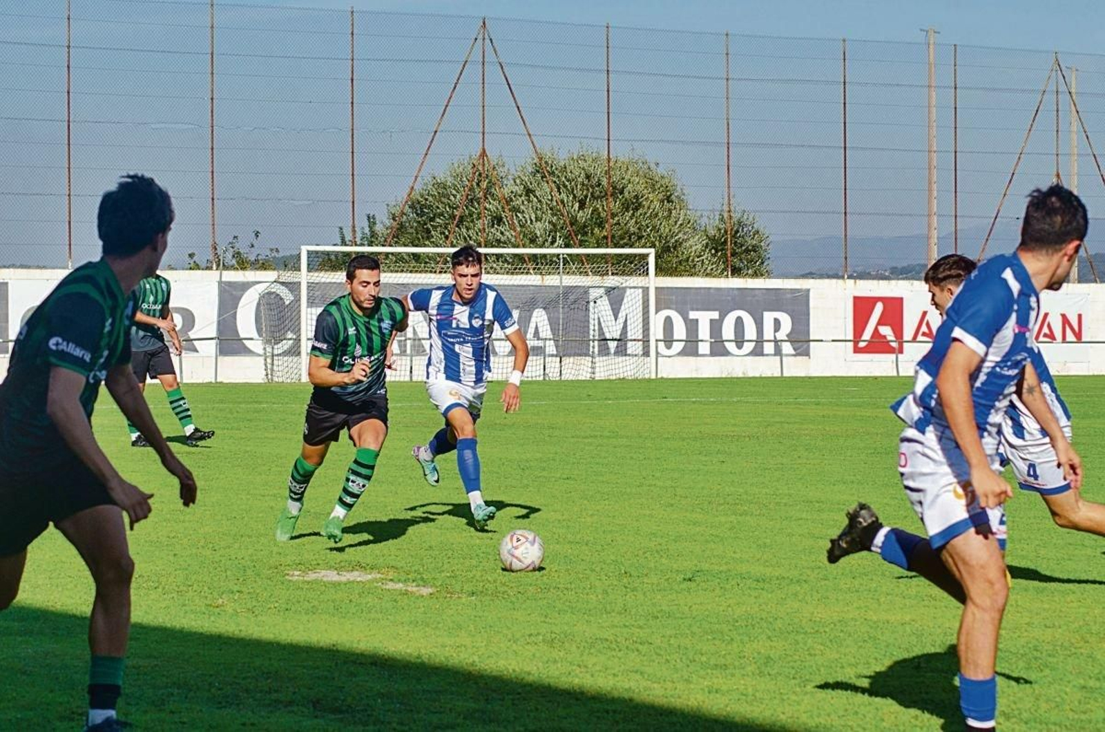 El alaricano Javi Pérez y Diego Rivera, del Celanova, corren a por el balón en un partido de pretemporada (Foto: Lucía Otero).